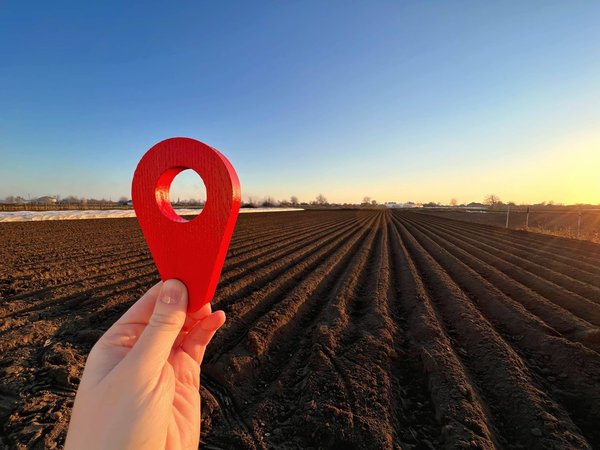 Quelles stratégies pour une petite marque de vêtements éthiques pour se démarquer sur les réseaux sociaux ?